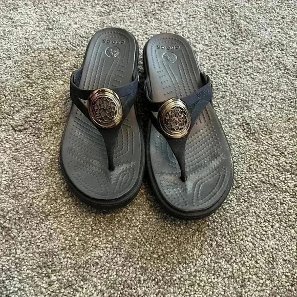 Crocs Sanrah Flip Flop Wedge Black with Gold Circle Women Size 6 - Picture 4 of 5